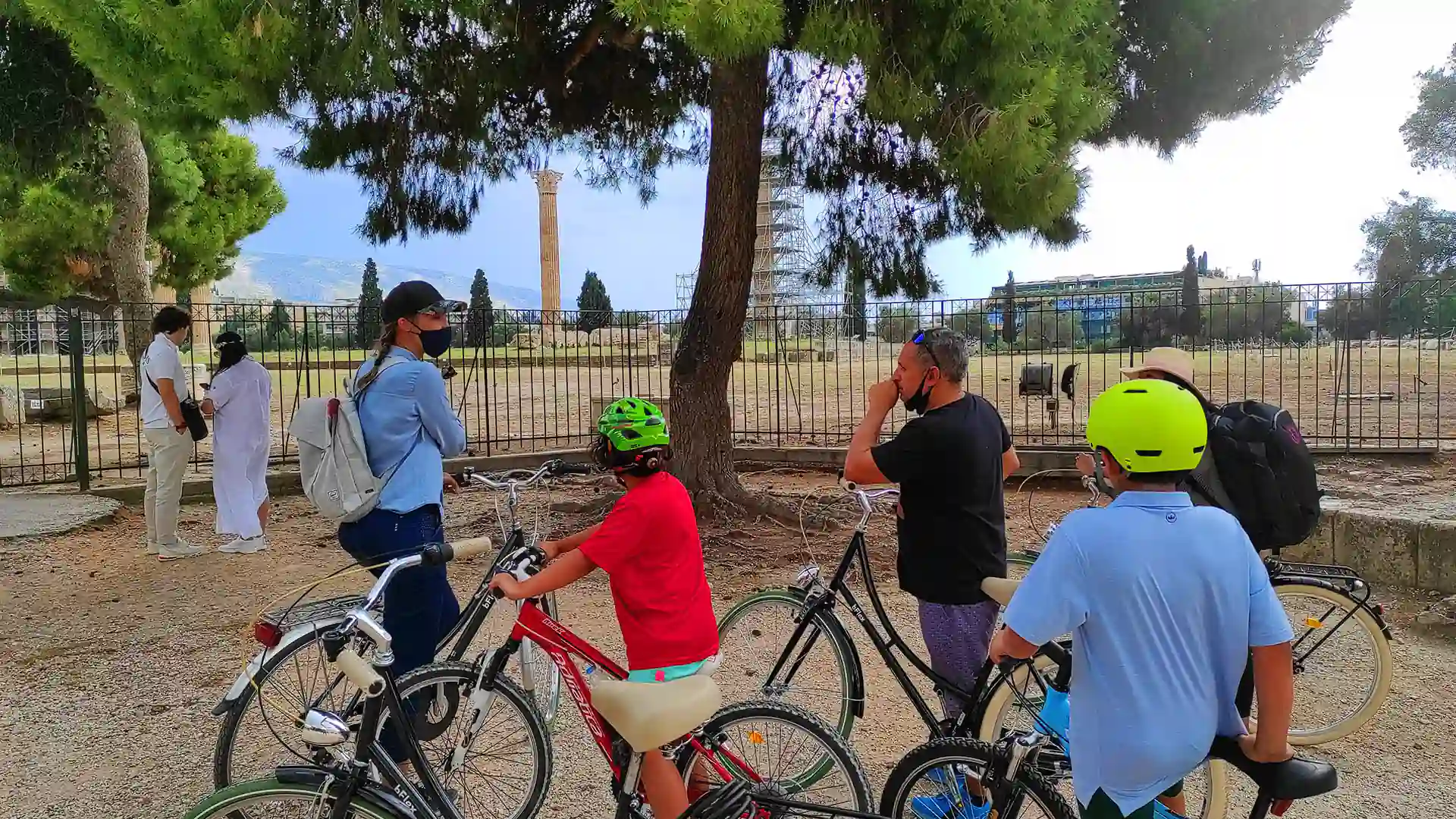 Een groep rijdt bij de tempel van Zeus tijdens een Highlights-fietstocht in Athene in het Nederlands